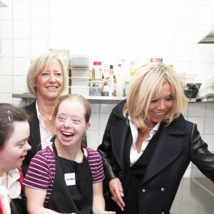 Semi-Exclusif - Brigitte Macron, accompagnée de Sophie Cluzel, Secrétaire d'État auprès du Premier ministre, chargée des Personnes handicapées, s'est rendue au restaurant Le Reflet, qui donne leur chance aux personnes trisomiques, présentes en salle comme en cuisine. Nantes, le 27 Octobre 2017 © Dominique Jacovides / Bestimage