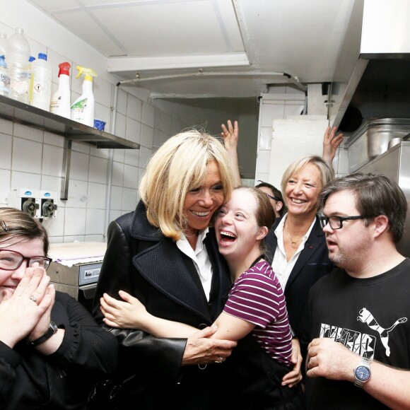 Semi-Exclusif - Brigitte Macron, accompagnée de Sophie Cluzel, Secrétaire d'État auprès du Premier ministre, chargée des Personnes handicapées, s'est rendue au restaurant Le Reflet, qui donne leur chance aux personnes trisomiques, présentes en salle comme en cuisine. Nantes, le 27 Octobre 2017 © Dominique Jacovides / Bestimage