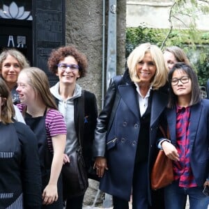 Semi-Exclusif - Brigitte Macron, accompagnée de Sophie Cluzel, Secrétaire d'État auprès du Premier ministre, chargée des Personnes handicapées, s'est rendue au restaurant Le Reflet, qui donne leur chance aux personnes trisomiques, présentes en salle comme en cuisine. Nantes, le 27 Octobre 2017 © Dominique Jacovides / Bestimage