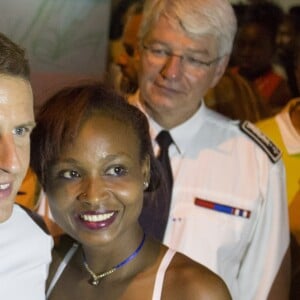 Le Président de la République, Emmanuel Macron rencontre les résidents du quartier de Crique à Cayenne lors de son voyage en Guyane le 27 octobre 2017. © Ronan Lietar / Pool / Bestimage