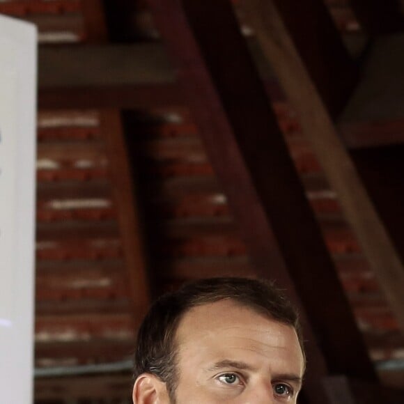 Le Président de la République française Emmanuel Macron donne une conférence de presse au carbet de la préfecture à Cayenne, lors de son voyage en Guyane Française. Le 27 octobre 2017. © Stéphane Lemouton / BestImage