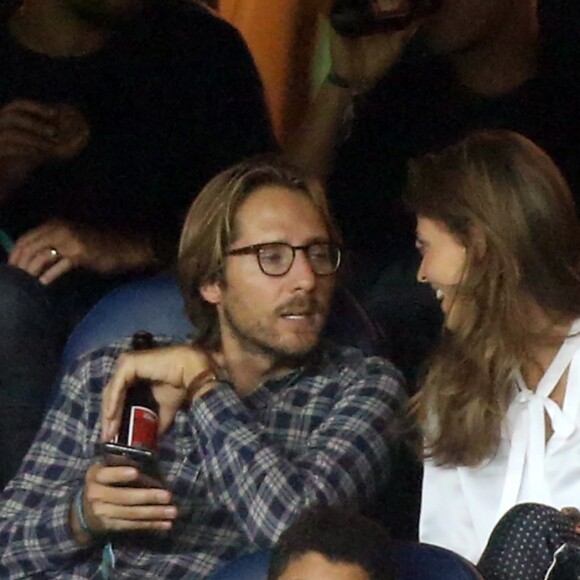 Mathieu Vergne et sa compagne Ophélie Meunier au match de foot PSG - Saint-Etienne au Parc des Princes à Paris le 25 Août 2017.