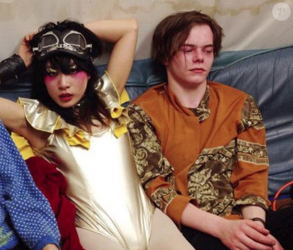 Charlie Heaton faisait partie du groupe Comanechi et était en couple avec la chanteuse.