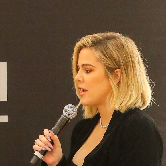 Khloé Kardashian, enceinte, fait la promotion de sa marque Good American dans le magasin Bloomingdale's à New York le 28 octobre 2017