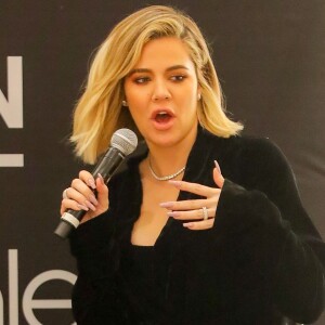 Khloé Kardashian, enceinte, fait la promotion de sa marque Good American dans le magasin Bloomingdale's à New York le 28 octobre 2017