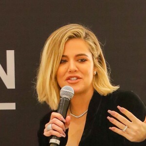 Khloé Kardashian, enceinte, fait la promotion de sa marque Good American dans le magasin Bloomingdale's à New York.