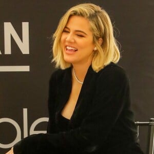 Khloé Kardashian, enceinte, fait la promotion de sa marque Good American dans le magasin Bloomingdale's à New York le 28 octobre 2017