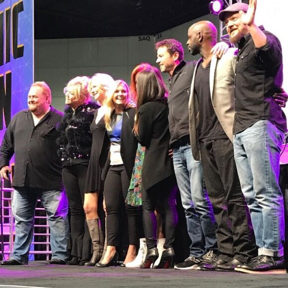 Melissa Joan Hart pose avec le casting de Sabrina l'apprentie sorcière, au Comic Con de Los Angeles, le 29 octobre 2017