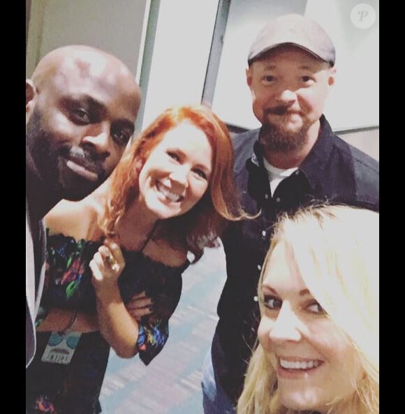 Melissa Joan Hart pose avec ses collègues de Sabrina l'apprentie sorcière, au Comic Con de Los Angeles, le 29 octobre 2017