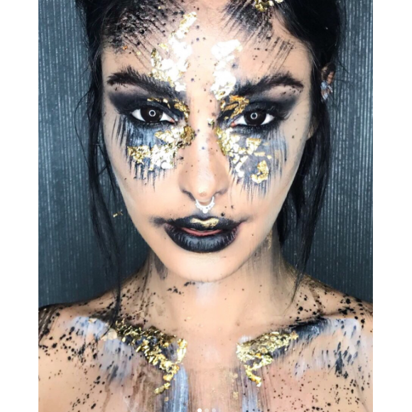 Nabilla, déguisée en momie sexy pour Halloween 2017, s'affiche méconnaissable.