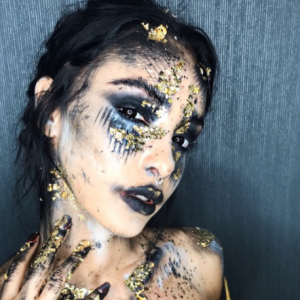 Nabilla, déguisée en momie sexy pour Halloween 2017, s'affiche méconnaissable.