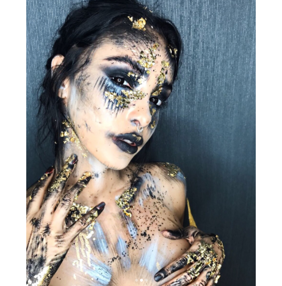 Nabilla, déguisée en momie sexy pour Halloween 2017, s'affiche méconnaissable.