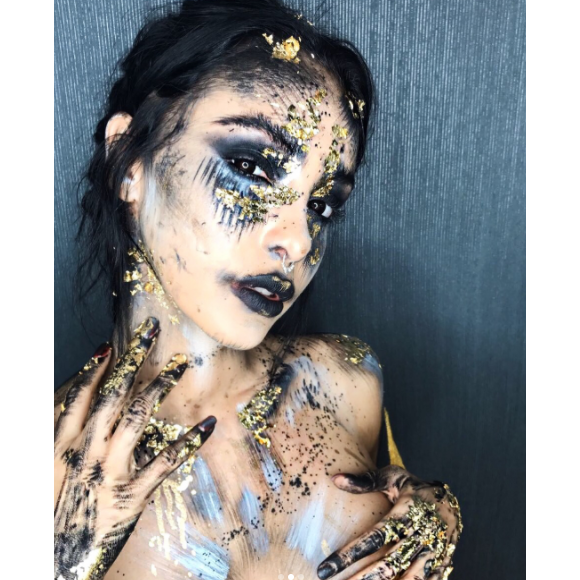 Nabilla, déguisée en momie sexy pour Halloween 2017, s'affiche méconnaissable.