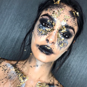 Nabilla, déguisée en momie sexy pour Halloween 2017, s'affiche méconnaissable.