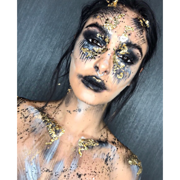 Nabilla, déguisée en momie sexy pour Halloween 2017, s'affiche méconnaissable.