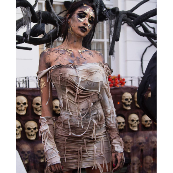 Nabilla, déguisée en momie sexy pour Halloween 2017, s'affiche méconnaissable.