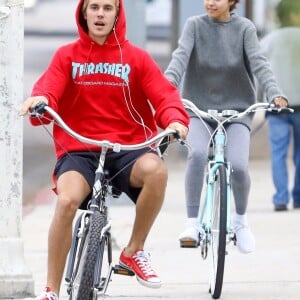 Selena Gomez et Justin Bieber font une balade à vélo dans les rues de Los Angeles. Les 2 ex très proches plaisantent, s'amusent et se taquinent.. Le 1er novembre 2017