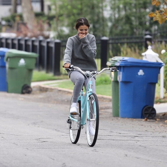 Selena Gomez et Justin Bieber font une balade à vélo dans les rues de Los Angeles. Les 2 ex très proches plaisantent, s'amusent et se taquinent.. Le 1er novembre 2017