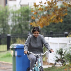 Selena Gomez et Justin Bieber font une balade à vélo dans les rues de Los Angeles. Les 2 ex très proches plaisantent, s'amusent et se taquinent.. Le 1er novembre 2017