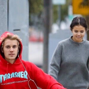 Selena Gomez et Justin Bieber font une balade à vélo dans les rues de Los Angeles. Les 2 ex très proches plaisantent, s'amusent et se taquinent.. Le 1er novembre 2017