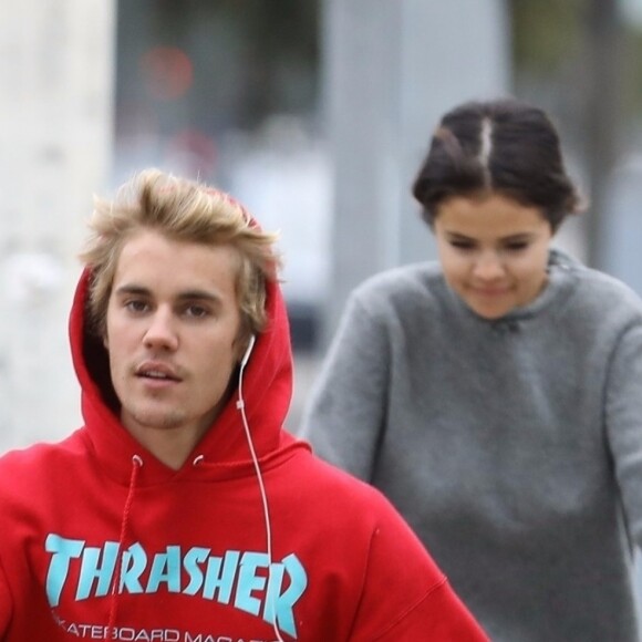 Selena Gomez et Justin Bieber font une balade à vélo dans les rues de Los Angeles. Les 2 ex très proches plaisantent, s'amusent et se taquinent.. Le 1er novembre 2017