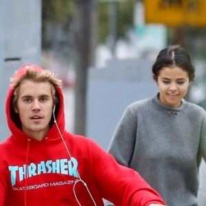 Selena Gomez et Justin Bieber font une balade à vélo dans les rues de Los Angeles. Les 2 ex très proches plaisantent, s'amusent et se taquinent.. Le 1er novembre 2017