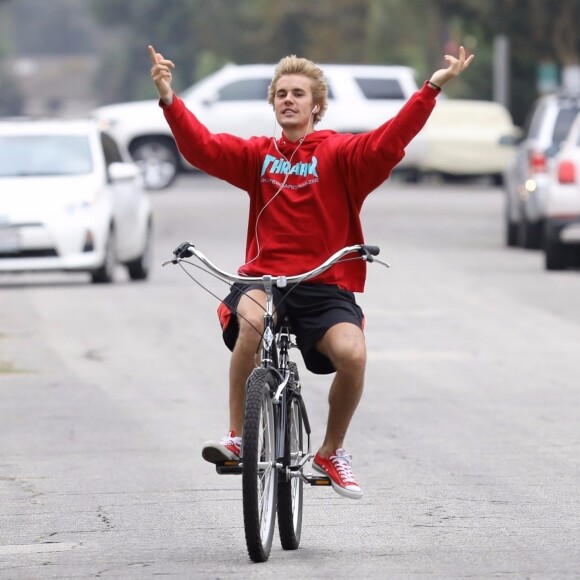 Selena Gomez et Justin Bieber font une balade à vélo dans les rues de Los Angeles. Les 2 ex très proches plaisantent, s'amusent et se taquinent.. Le 1er novembre 2017