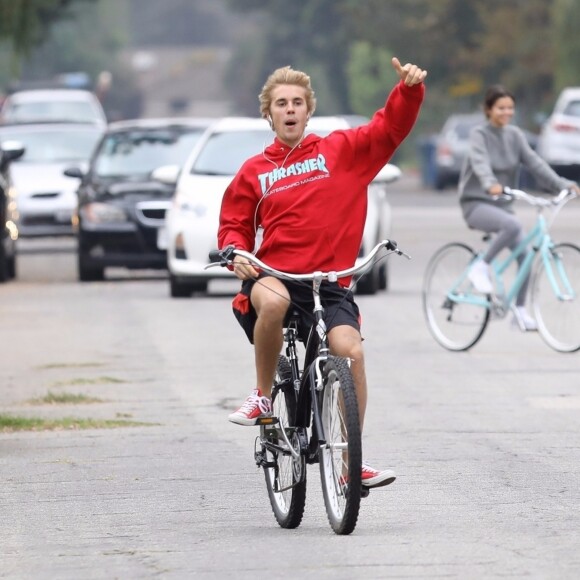 Selena Gomez et Justin Bieber font une balade à vélo dans les rues de Los Angeles. Les 2 ex très proches plaisantent, s'amusent et se taquinent.. Le 1er novembre 2017