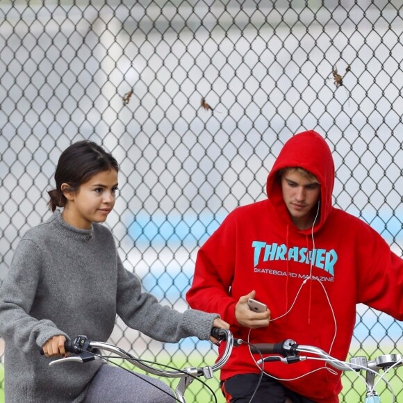 Selena Gomez et Justin Bieber font une balade à vélo dans les rues de Los Angeles. Les 2 ex très proches plaisantent, s'amusent et se taquinent.. Le 1er novembre 2017