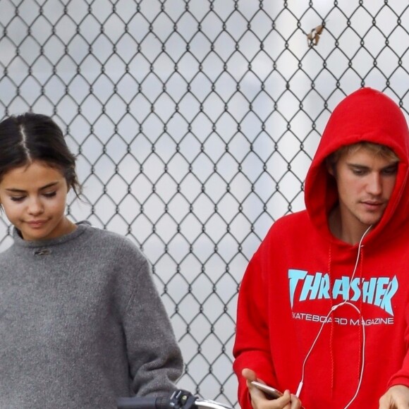 Selena Gomez et Justin Bieber font une balade à vélo dans les rues de Los Angeles. Les 2 ex très proches plaisantent, s'amusent et se taquinent.. Le 1er novembre 2017