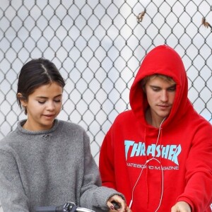 Selena Gomez et Justin Bieber font une balade à vélo dans les rues de Los Angeles. Les 2 ex très proches plaisantent, s'amusent et se taquinent.. Le 1er novembre 2017