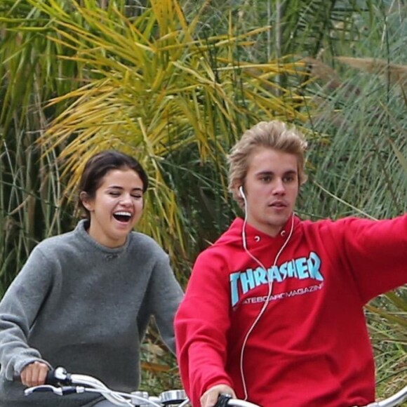 Selena Gomez et Justin Bieber font une balade à vélo dans les rues de Los Angeles. Les 2 ex très proches plaisantent, s'amusent et se taquinent.. Le 1er novembre 2017