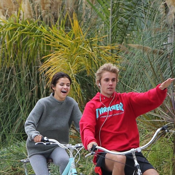 Selena Gomez et Justin Bieber font une balade à vélo dans les rues de Los Angeles. Les 2 ex très proches plaisantent, s'amusent et se taquinent.. Le 1er novembre 2017