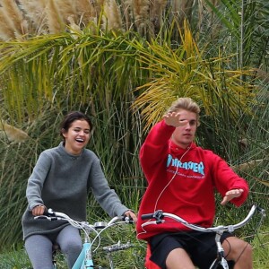 Selena Gomez et Justin Bieber font une balade à vélo dans les rues de Los Angeles. Les 2 ex très proches plaisantent, s'amusent et se taquinent.. Le 1er novembre 2017