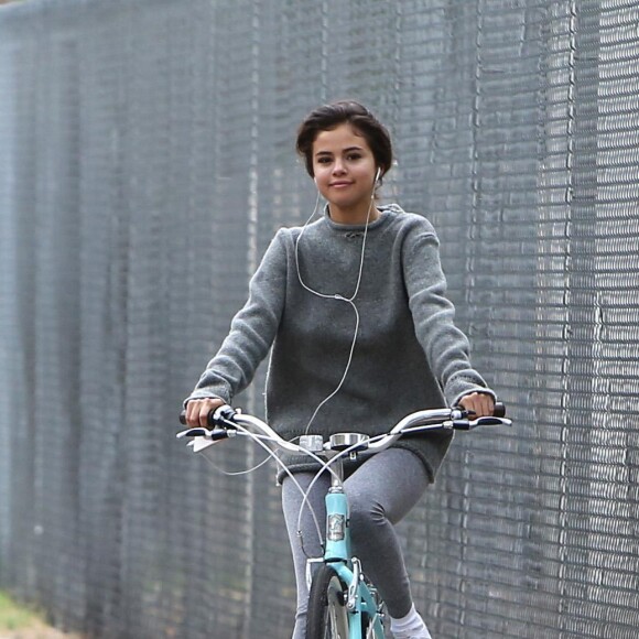 Selena Gomez et Justin Bieber font une balade à vélo dans les rues de Los Angeles. Les 2 ex très proches plaisantent, s'amusent et se taquinent.. Le 1er novembre 2017