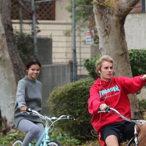 Selena Gomez et Justin Bieber font une balade à vélo dans les rues de Los Angeles. Les 2 ex très proches plaisantent, s'amusent et se taquinent.. Le 1er novembre 2017