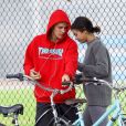 Selena Gomez et Justin Bieber font une balade à vélo dans les rues de Los Angeles. Les 2 ex très proches plaisantent, s'amusent et se taquinent.. Le 1er novembre 2017