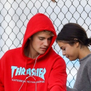 Selena Gomez et Justin Bieber font une balade à vélo dans les rues de Los Angeles. Les 2 ex très proches plaisantent, s'amusent et se taquinent.. Le 1er novembre 2017