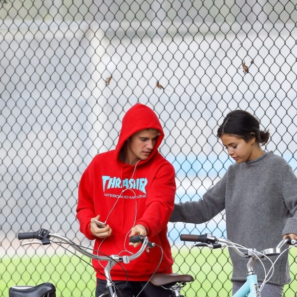 Selena Gomez et Justin Bieber font une balade à vélo dans les rues de Los Angeles. Les 2 ex très proches plaisantent, s'amusent et se taquinent.. Le 1er novembre 2017