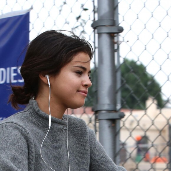 Selena Gomez et Justin Bieber font une balade à vélo dans les rues de Los Angeles. Les 2 ex très proches plaisantent, s'amusent et se taquinent.. Le 1er novembre 2017