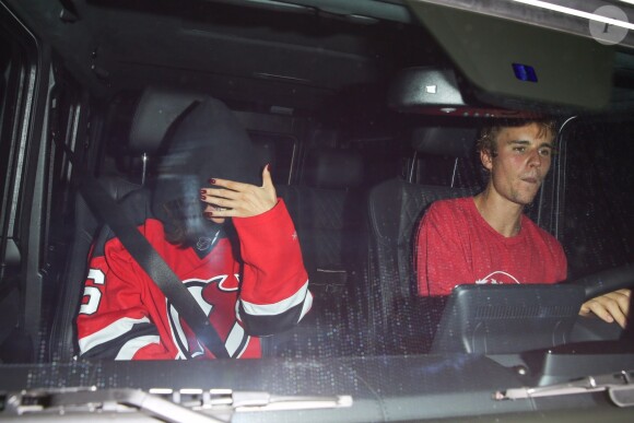 Justin Bieber et Selena Gomez sortant de la patinoire au Valley Ice Center à Ventura, le 1er novembre 2017. La chanteuse accompagnait son petit ami supposé qui jouait au hockey sur glace.