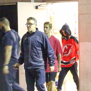 Justin Bieber et Selena Gomez sortant de la patinoire au Valley Ice Center à Ventura, le 1er novembre 2017. La chanteuse accompagnait son petit ami supposé qui jouait au hockey sur glace.