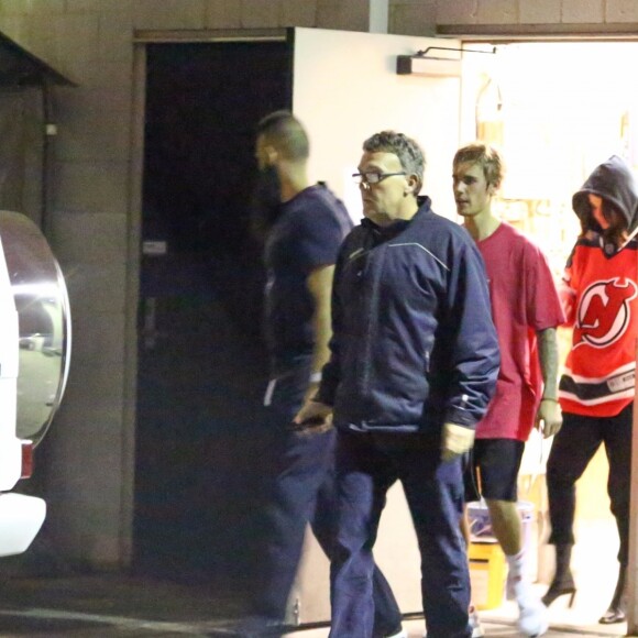 Justin Bieber et Selena Gomez sortant de la patinoire au Valley Ice Center à Ventura, le 1er novembre 2017. La chanteuse accompagnait son petit ami supposé qui jouait au hockey sur glace.