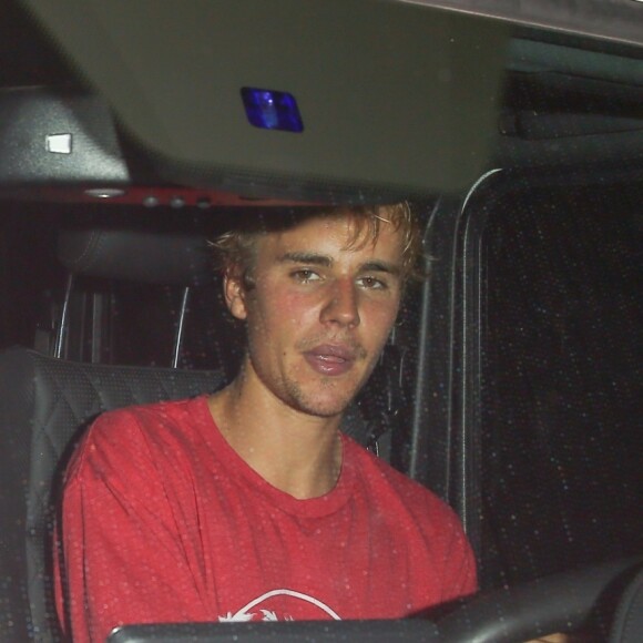 Justin Bieber et Selena Gomez sortant de la patinoire au Valley Ice Center à Ventura, le 1er novembre 2017. La chanteuse accompagnait son petit ami supposé qui jouait au hockey sur glace.