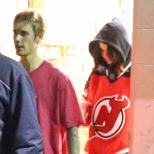 Justin Bieber et Selena Gomez sortant de la patinoire au Valley Ice Center à Ventura, le 1er novembre 2017. La chanteuse accompagnait son petit ami supposé qui jouait au hockey sur glace.