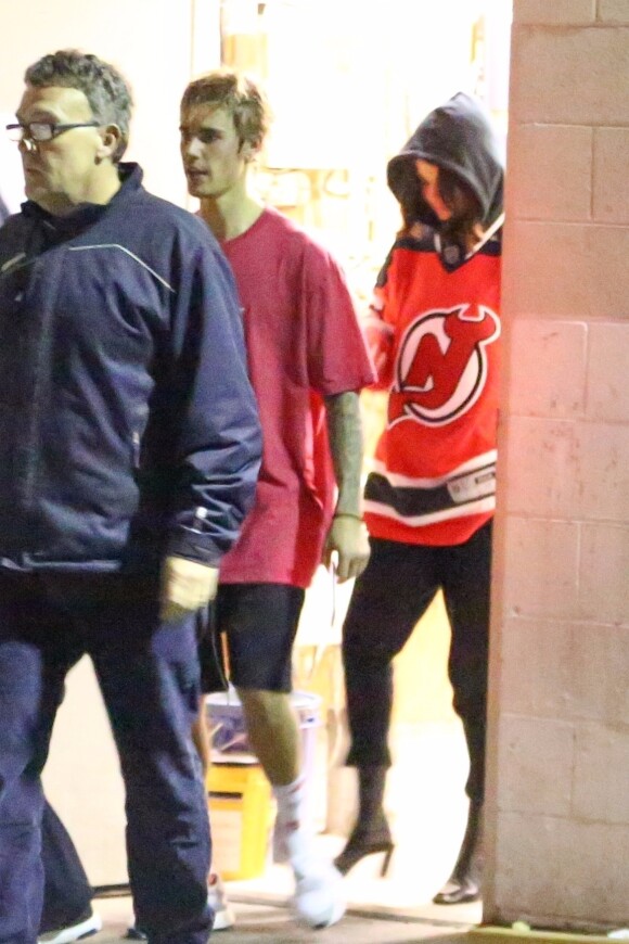 Justin Bieber et Selena Gomez sortant de la patinoire au Valley Ice Center à Ventura, le 1er novembre 2017. La chanteuse accompagnait son petit ami supposé qui jouait au hockey sur glace.