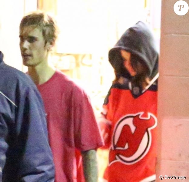 Justin Bieber et Selena Gomez sortant de la patinoire au Valley Ice Center à Ventura, le 1er novembre 2017. La chanteuse accompagnait son petit ami supposé qui jouait au hockey sur glace.