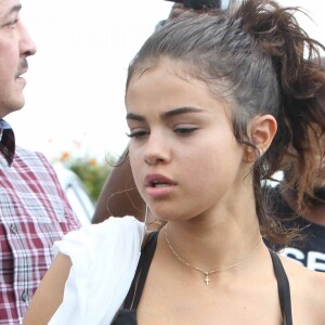 Selena Gomez à la sortie de son cours de yoga à West Hollywood. Selena a une énorme cicatrice à la cuisse droite. Le 1er novembre 2017