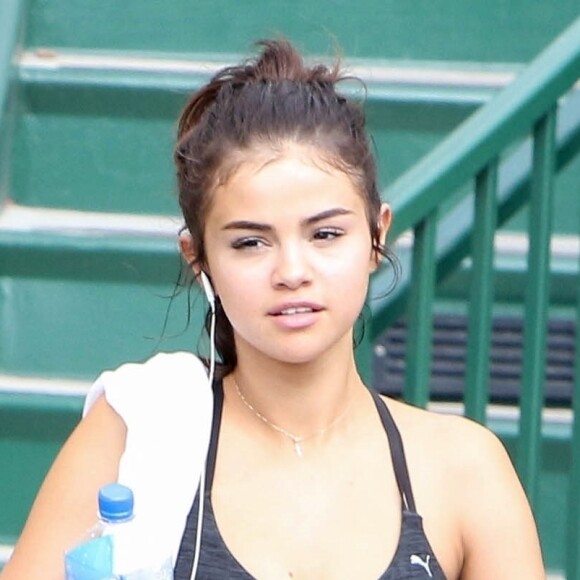 Selena Gomez à la sortie de son cours de yoga à West Hollywood. Selena a une énorme cicatrice à la cuisse droite. Le 1er novembre 2017