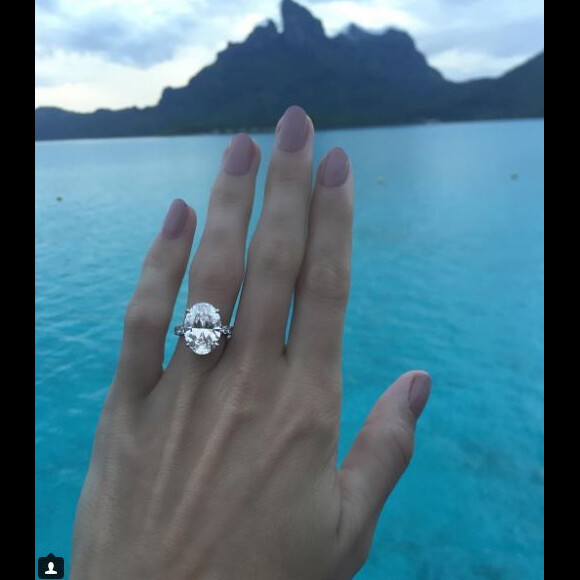 Caroline Wozniacki révèle être fianacée à David Lee en dévoilant sa bague de fiançailles sur Instagram le 3 novembre 2017.